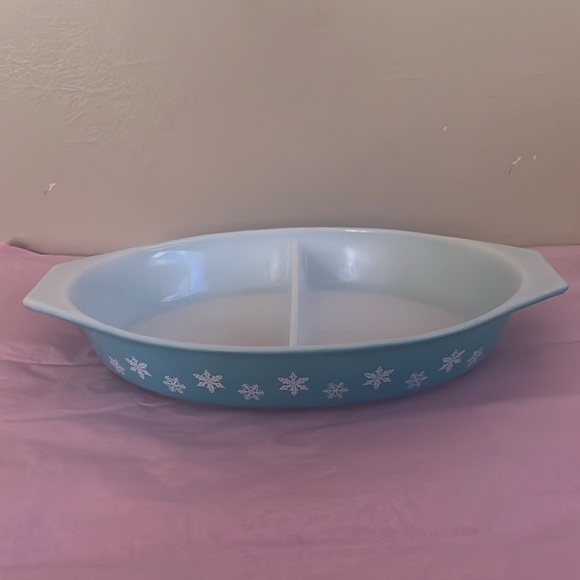 Vintage Pyrex Snowflake Turquoise 1 1/2 Quart Divided Dish with Lid - Picture 2 of 6